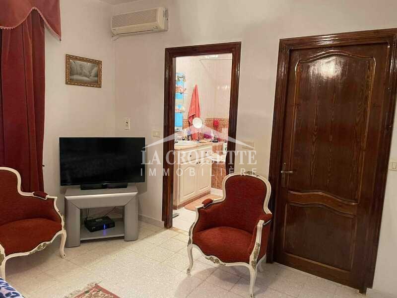 Villa S+4 classique avec deux appartement S+2 modernes à La Soukra